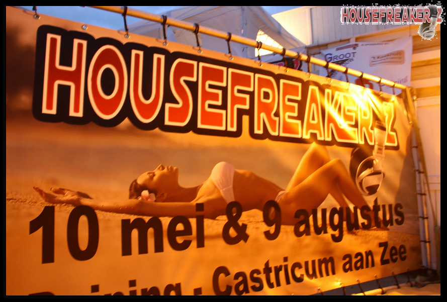 889x601 pixels (682K)